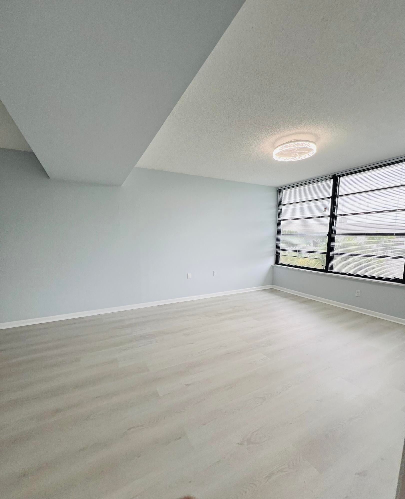 Unit 404 photo 13