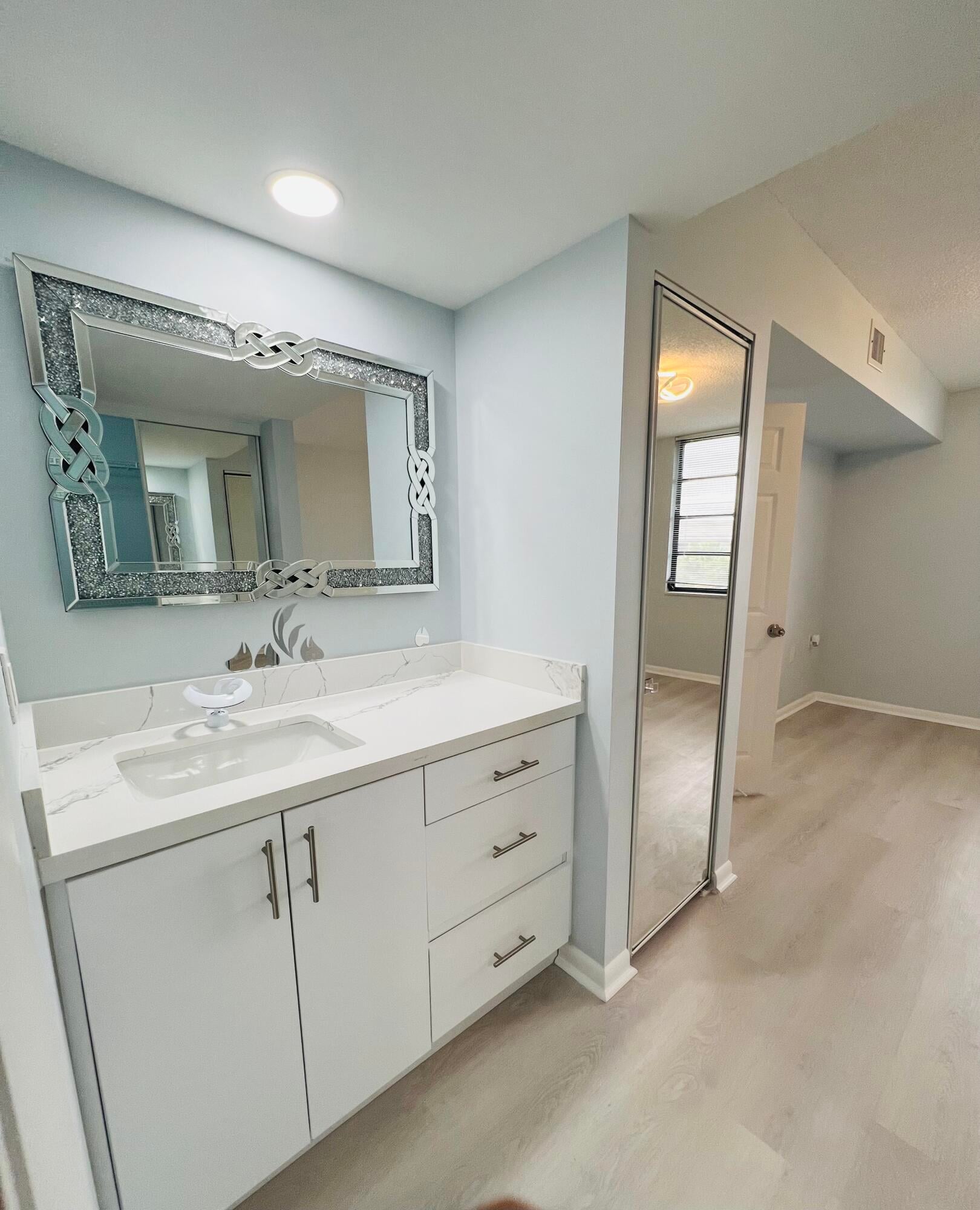 Unit 404 photo 17