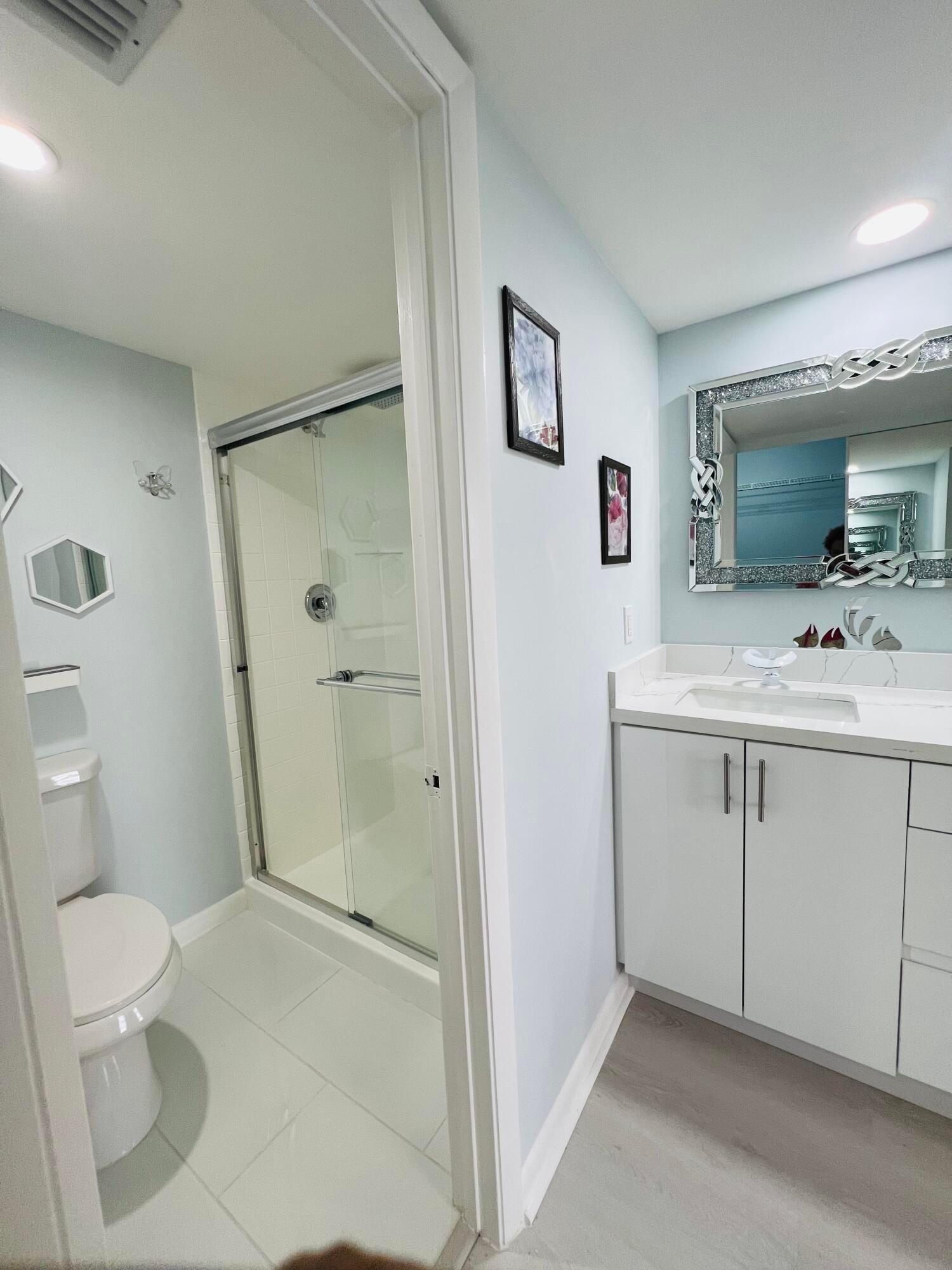 Unit 404 photo 18