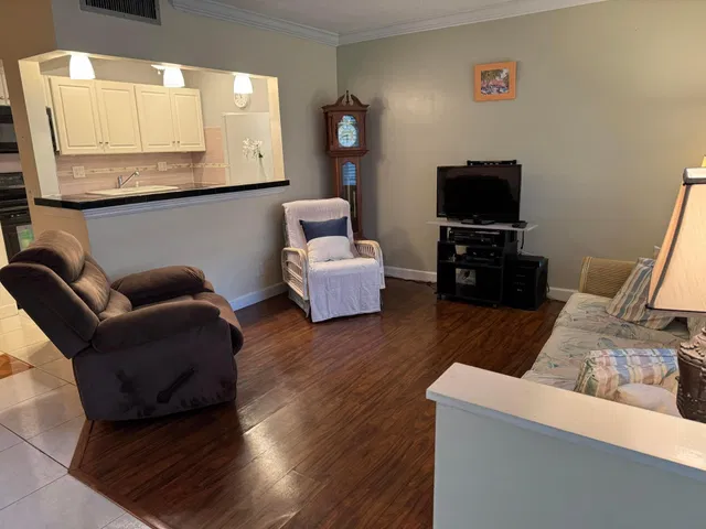 Unit D6 photo 6