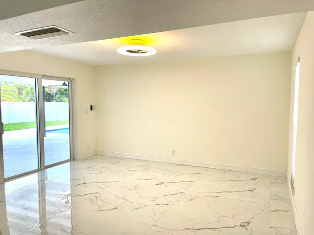 Residence photo 17