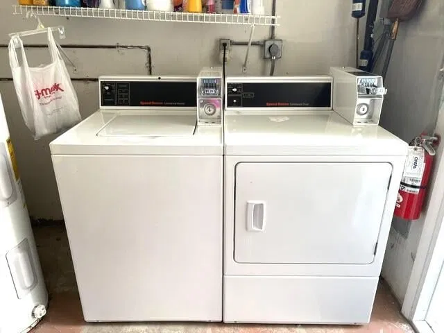 Unit B photo 34