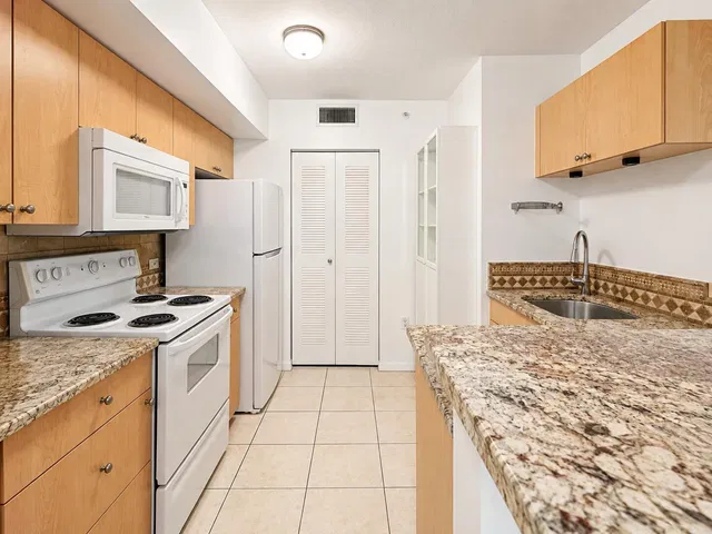  Unit 106 photo 6