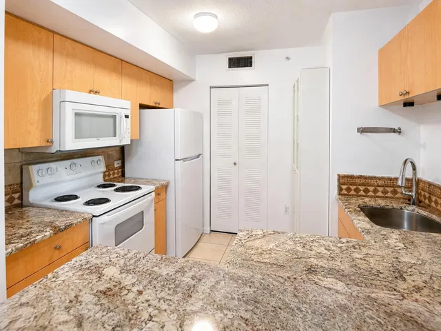  Unit 106 photo 7