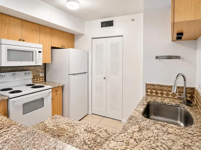  Unit 106 photo 9