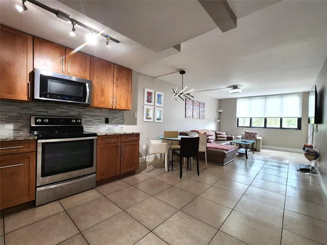 Unit 1308 photo 3