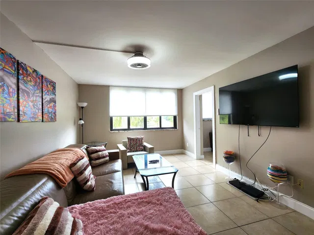 Unit 1308 photo 5