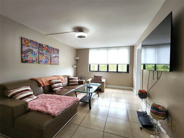 Unit 1308 photo 6