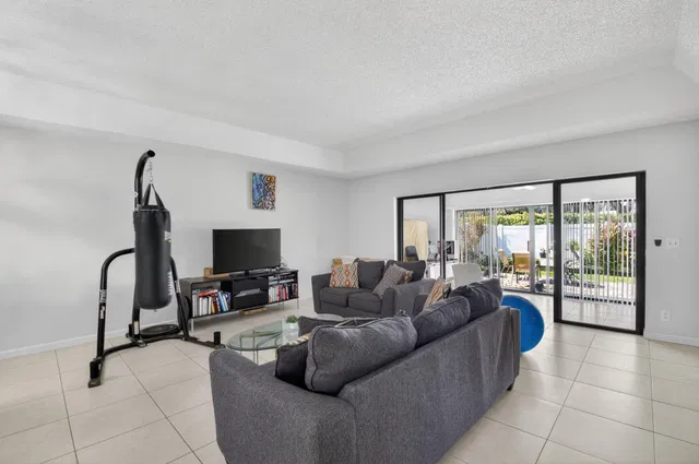  Residence photo 9