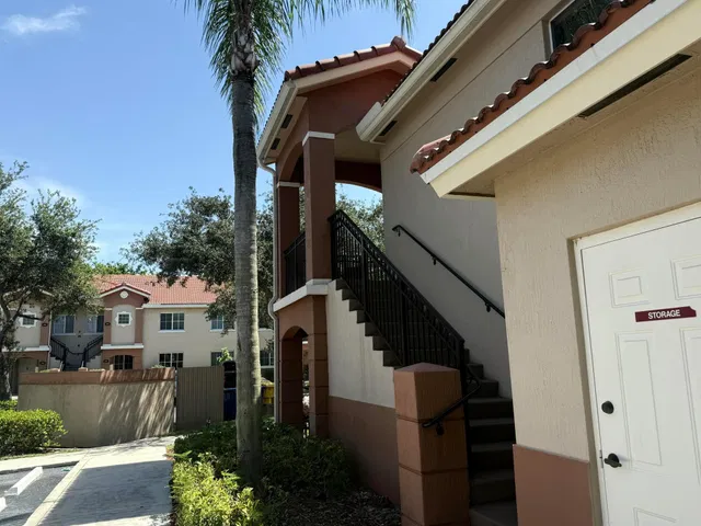 Unit Apt 206 photo 3