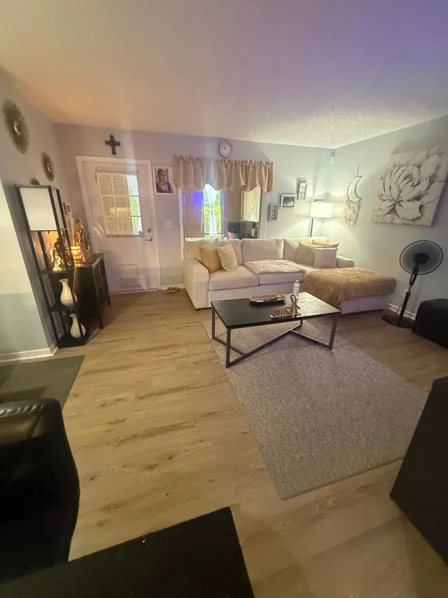 Unit C1 photo 8