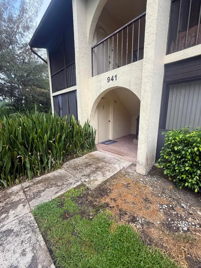 Unit C1 photo 18