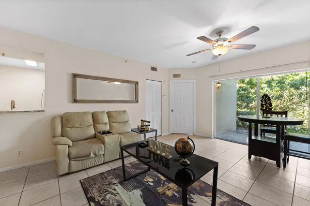 Unit 1212 photo 2