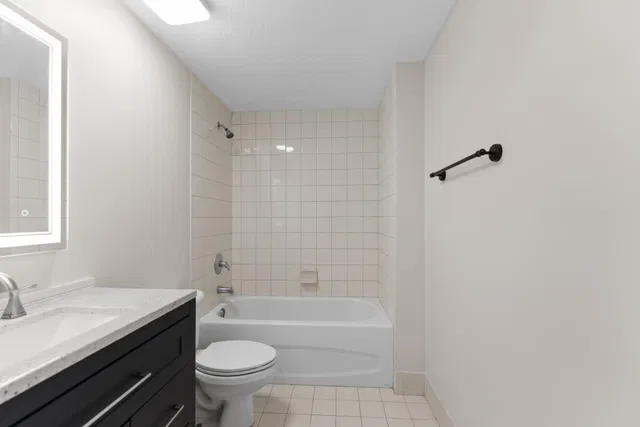Unit 1212 photo 3