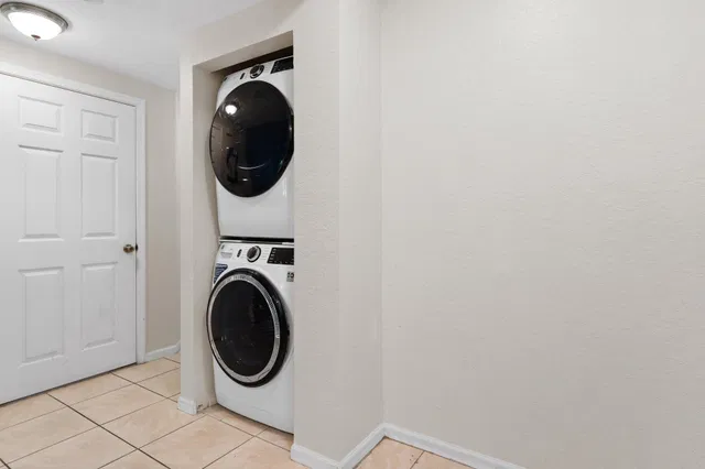 Unit 1212 photo 6