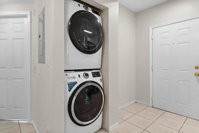 Unit 1212 photo 7