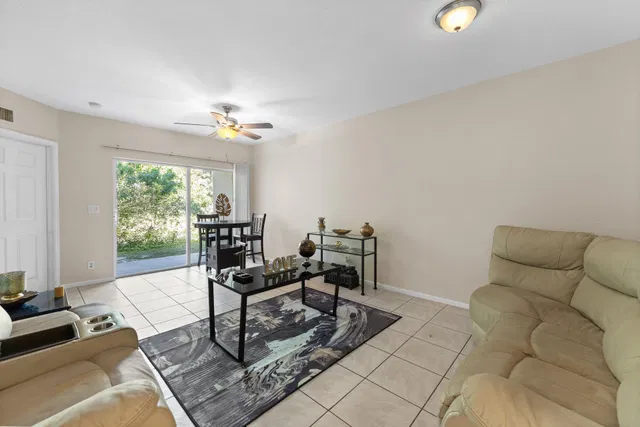 Unit 1212 photo 12