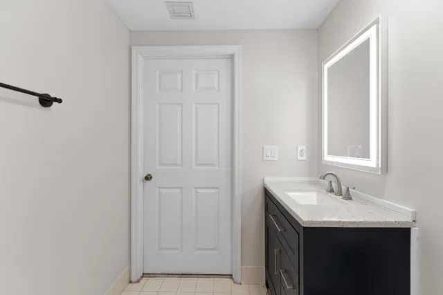 Unit 1212 photo 18