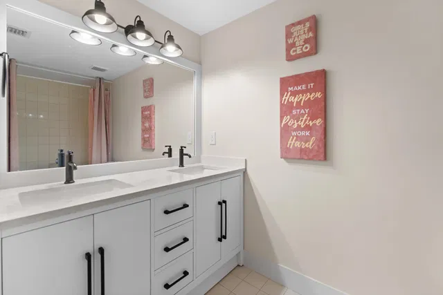 Unit 1212 photo 21