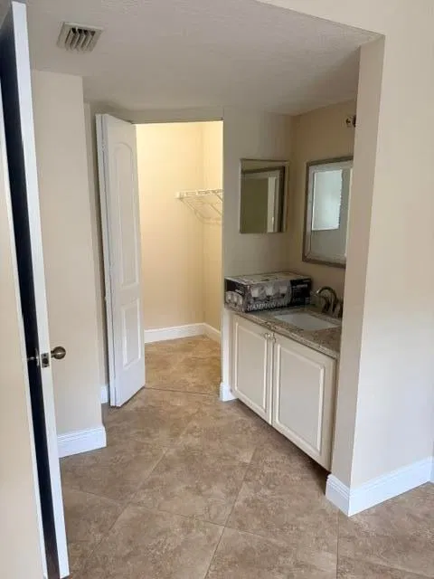 Unit 103 photo 4