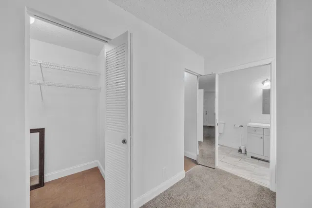Unit B photo 19