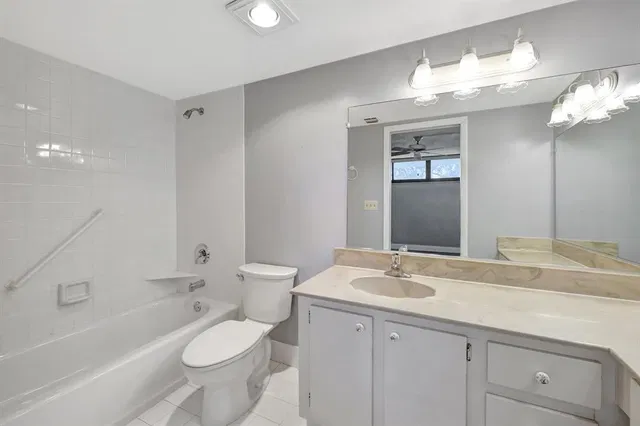 Unit 5104 photo 10