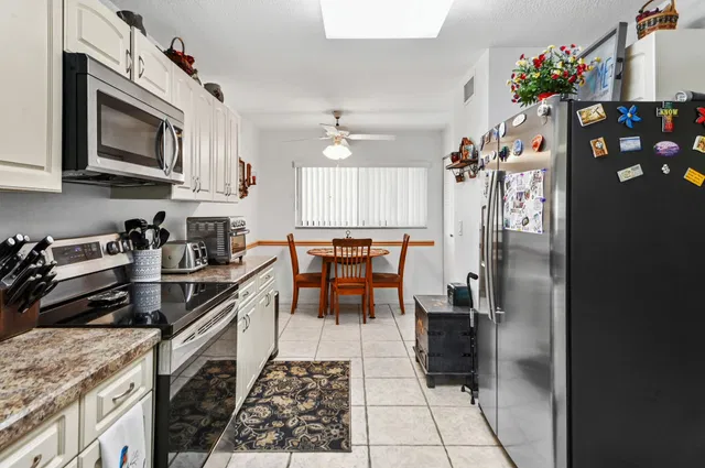 Unit 202 photo 5