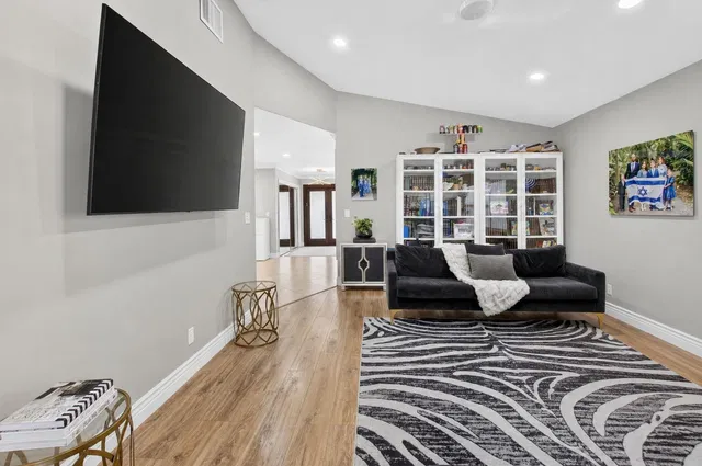  Residence photo 16