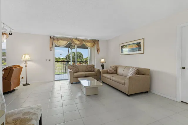 Unit 321 photo 12
