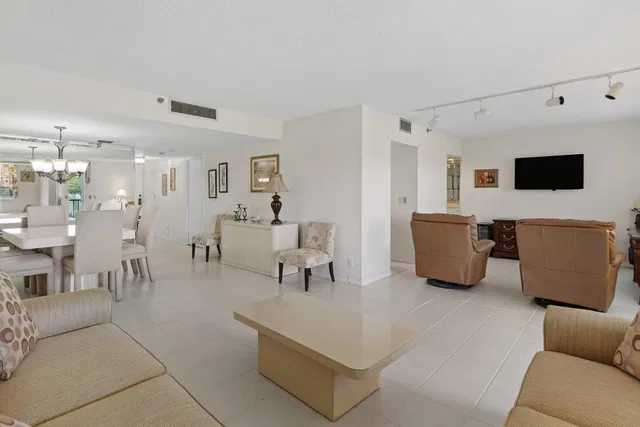 Unit 321 photo 15