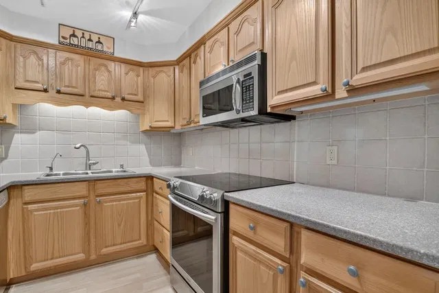 Unit 605 photo 5