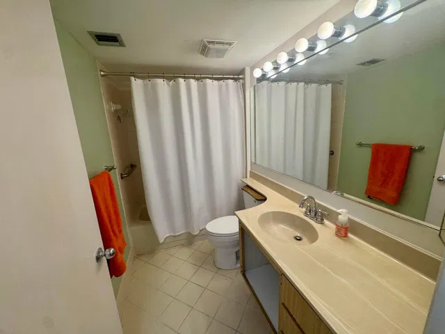 Unit 405 photo 3