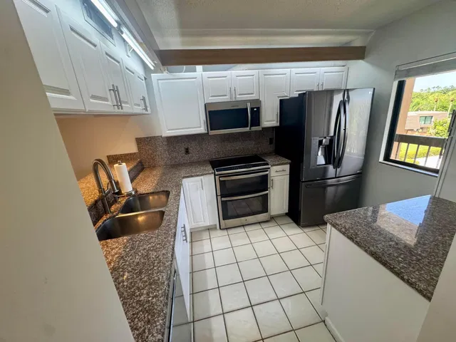 Unit 405 photo 12