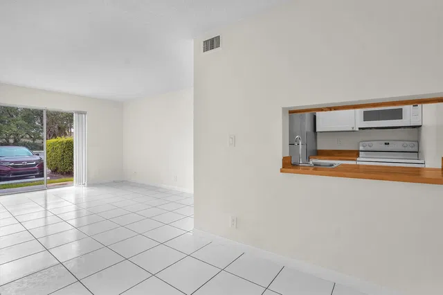 Unit 101 photo 8