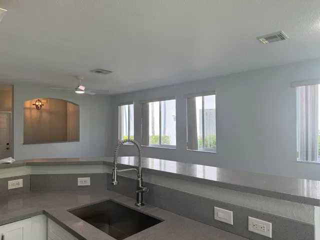  Residence photo 8