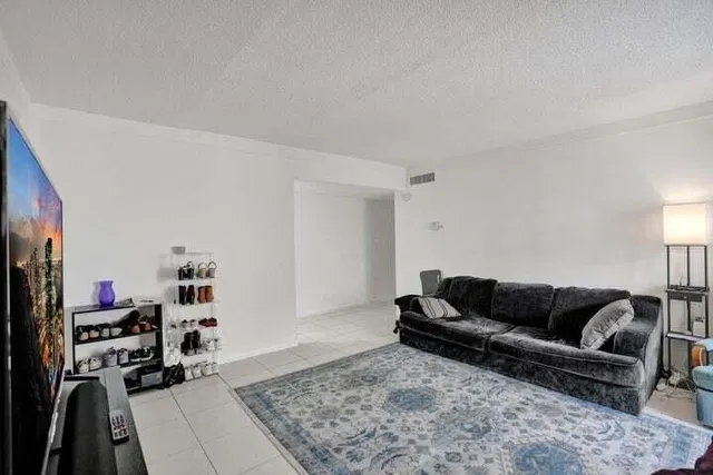 Unit 0240 photo 3