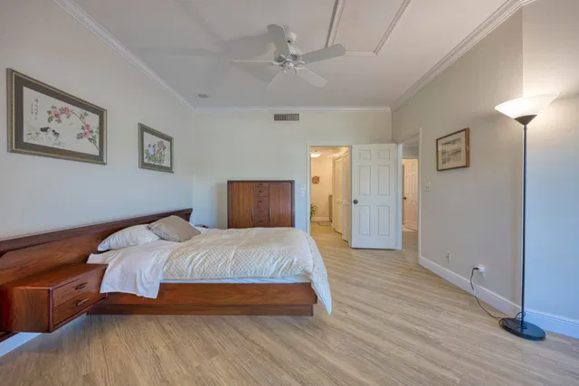 Unit 14 photo 17
