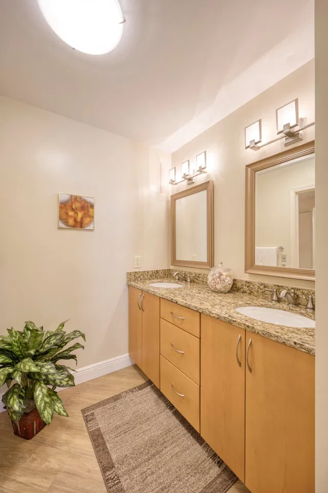 Unit 14 photo 21