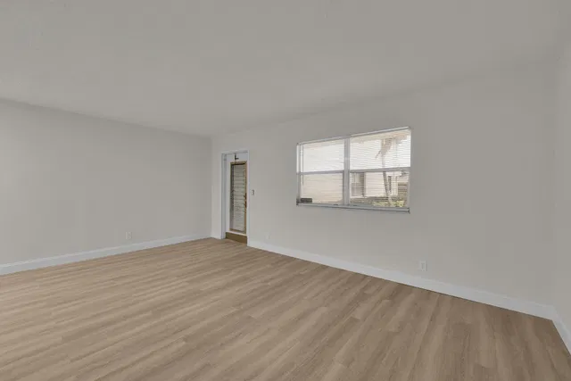 Unit 146 photo 4