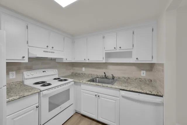Unit 146 photo 11