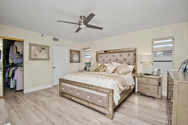 Unit 401 photo 23
