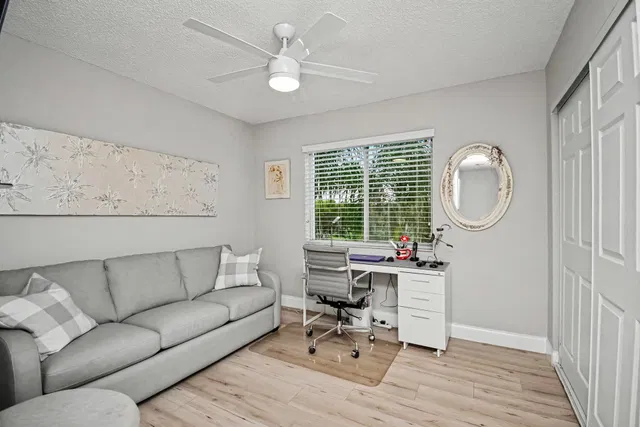 Unit 401 photo 27