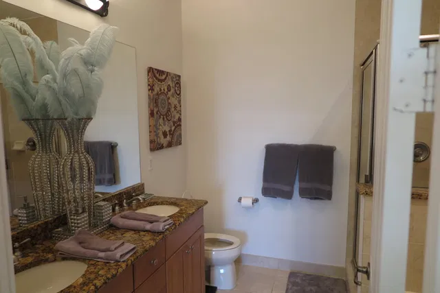 Unit 819 photo 5