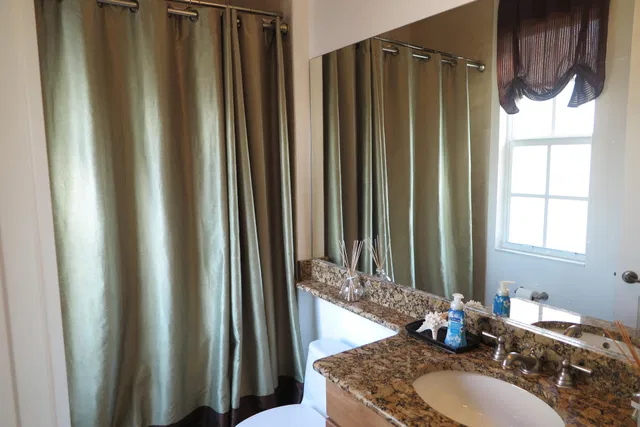 Unit 819 photo 8