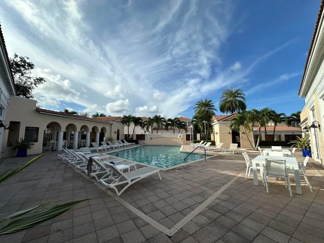 Unit 819 photo 12