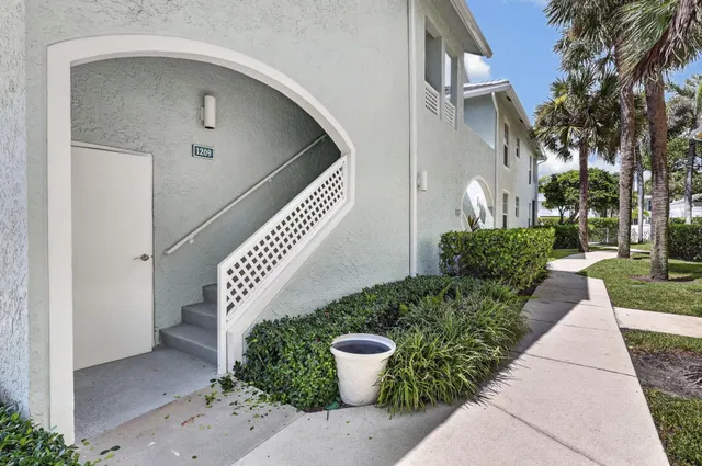 Unit 1209 photo 5