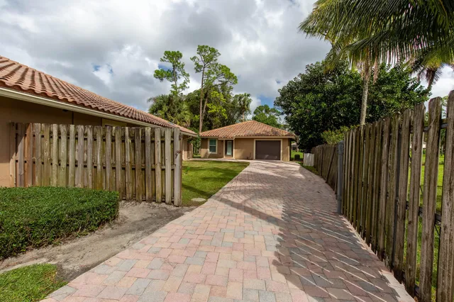 Residence photo 3