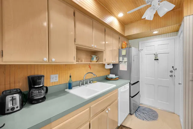Unit 16 photo 11