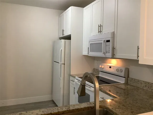 Unit 1316 photo 2