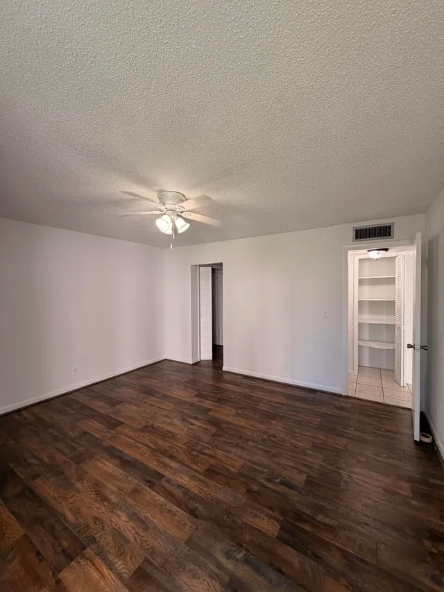 Unit 0110 photo 9
